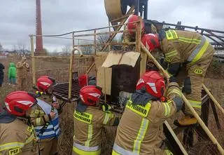 Bawili się w nieczynnej ciegielni, 11-latek utknął w kratownicy