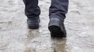 Alert RCB. "Uważaj na drogach i chodnikach"