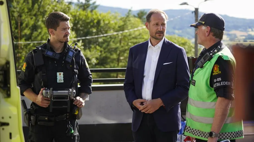 Książę Haakon na miejscu pożaru w mieście Drammen