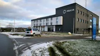 Pijany mężczyzna wjechał na trawnik przed komendą policji 