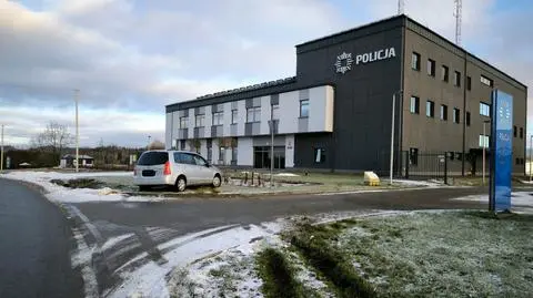 Pijany mężczyzna wjechał na trawnik przed komendą policji 