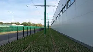 Tramwaje pojadą przy budynku zajezdni po zielonym torowisku