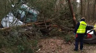 Samochód rozpadł się na dwie części