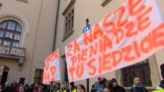 Protest przedsiębiorców przed Urzędem Miasta Krakowa