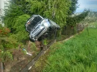 Samochód zawisł na płocie