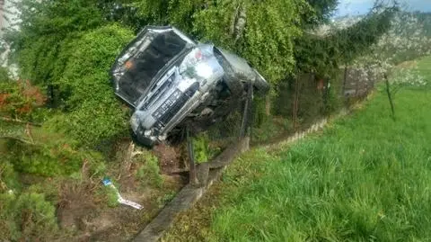 Samochód wypadł z drogi i zawisł na ogrodzeniu. Kierowca był pijany