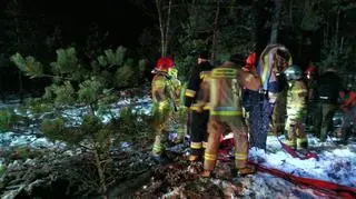 Dwa konie wpadły do bagna i nie mogły wyjść. Pomogli strażacy