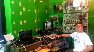 Damian Jurczak przy pracy nad symulatorem