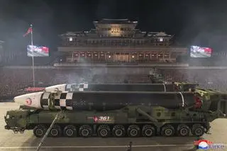 Parada wojskowa z okazji 75-lecia Koreańskiej Armii Ludowej 