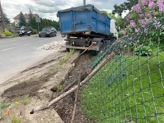 Po zderzeniu ciężarówka wjechała w ogrodzenie