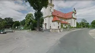 Strażak wypadł z drogi i uderzył w mur kościoła w Krasiejowie