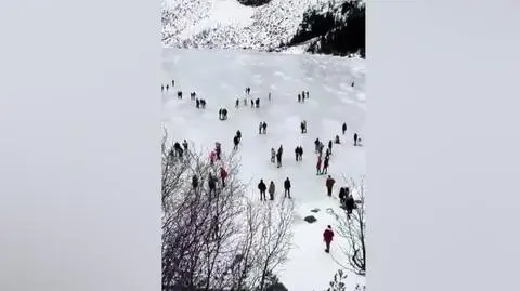 Turyści na tafli Morskiego Oka