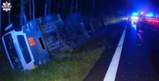 Kierowca cysterny próbował ominąć pieszego. Wjechał do rowu