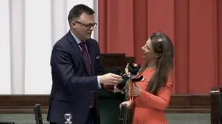 Szymon Hołownia dostał maskotkę po głosowaniu