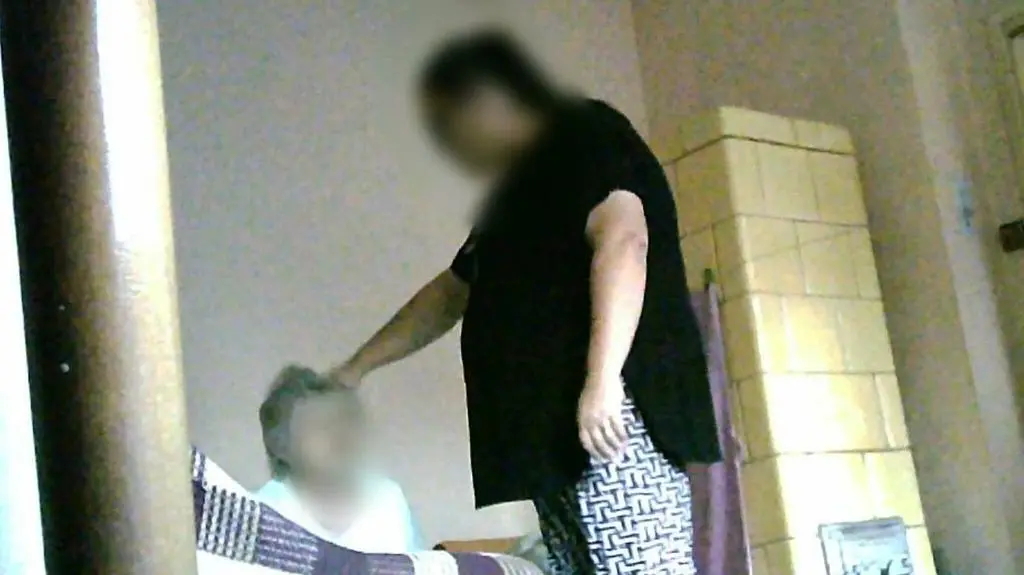 Opiekunka z MOPS znęcała się nad 80-latką. Nagrała to ukryta kamera