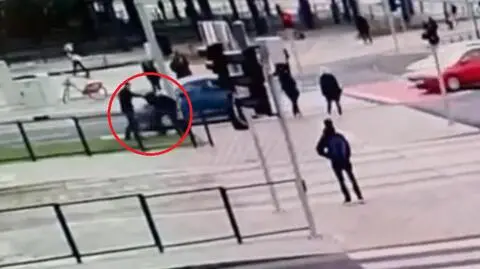 Nożownik zaatakował przechodniów. "Wykrzykiwał żądania wydania jakiejś aplikacji"