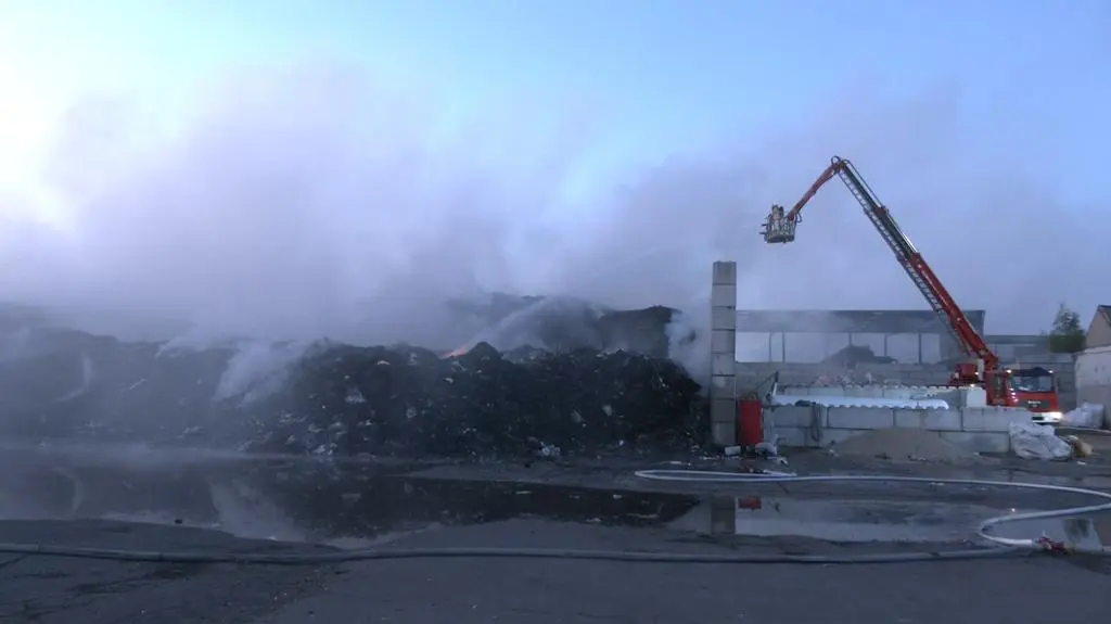 Pożar na ternie firmy zajmującej się recyklingiem w Rawiczu 