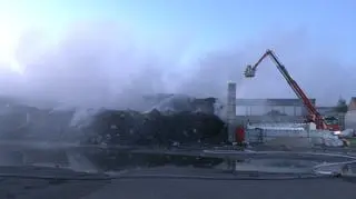 Pożar na ternie firmy zajmującej się recyklingiem w Rawiczu 