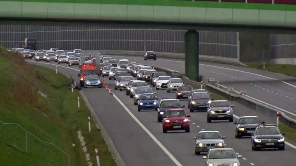 Polacy wyruszyli na groby. Policja apeluje o rozsądną jazdę