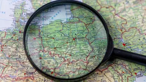 polska mapa lupa shutterstock_1599490996