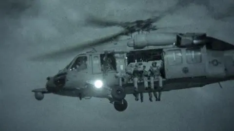 Komandosi US Navy SEALs na pokładzie śmigłowca Black Hawk
