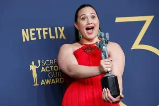 Lily Gladstone ze statuetką SAG dla Najlepszej Aktorki