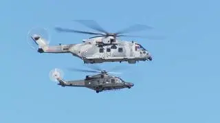 Śmigłowce AW101 (na pierwszym planie) i AW149 nad Warszawą podczas defilady lotniczej