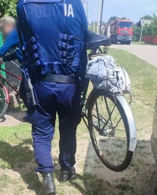 Policjanci odwieźli seniorkę do domu 