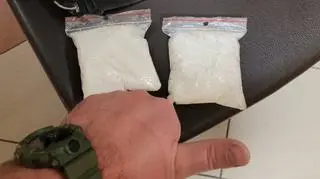 Policjanci zabezpieczyli dwa woreczki wypełnione metamfetaminą