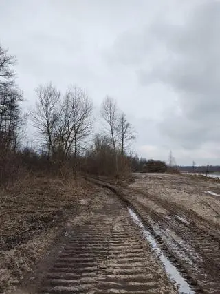 Teren został rozryty przez ciężki sprzęt 