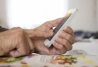 Odebrał telefon i nagle poprosił żonę, żeby wyszła. Ta wezwała policję 