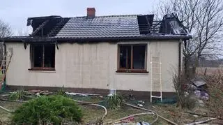 82-letnia kobieta przy pomocy sąsiadów opuściła płonący budynek, jej mężowi nie udało się pomóc 