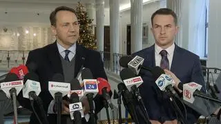 Radosław Sikorski i Adam Szłapka podczas konferencji prasowej w Sejmie