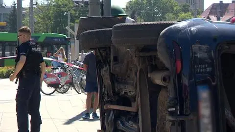 Auto wpadło na chodnik i uderzyło w pieszą