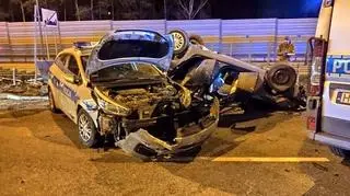 Dachowanie na autostradzie A1. Kierujący autem starał się zepchnąć z jezdni radiowóz