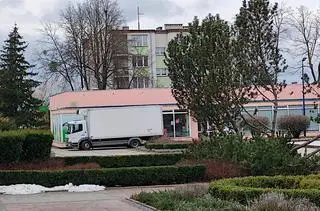 Kierowca jeździł po chodniku, został ukarany mandatem