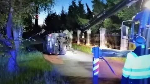 Pijany kierowca uciekał przed policją, uderzył w ogrodzenie