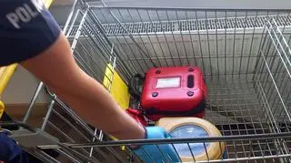 Mężczyzna przewoził defibrylatory w sklepowym wózku