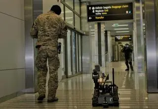 "Dla żartu" i "w nerwach" mówił o bombie w bagażu. Nigdzie nie poleciał 