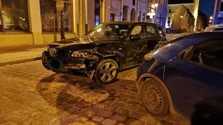 Kobieta uszkodziła pięć samochodów