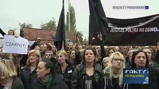 "Nie składamy parasolek". Protesty kobiet