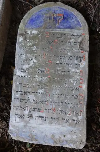 Użyto na nich takich kolorów jak czerwony i niebieski 