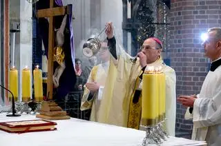 Prymas Polski abp Wojciech Polak w trakcie mszy św. Wieczerzy Pańskiej