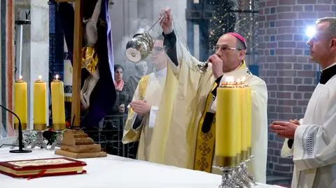 Prymas Polski abp Wojciech Polak w trakcie mszy św. Wieczerzy Pańskiej