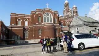 Uczestnicy wyprawy przed bazyliką św. Jacka w Chicago 