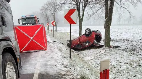 Zderzyły się samochód ciężarowy i osobówka, którą podróżowały dwie kobiety. Jedna z nich zginęła