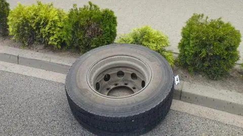 Koło odpadło od ciężarówki, uderzyło w matkę z dzieckiem