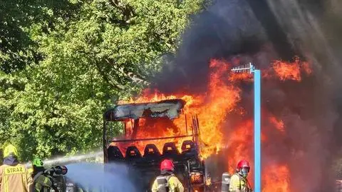 Autobus spłonął na parkingu, przyjechało nim 50 dzieci  