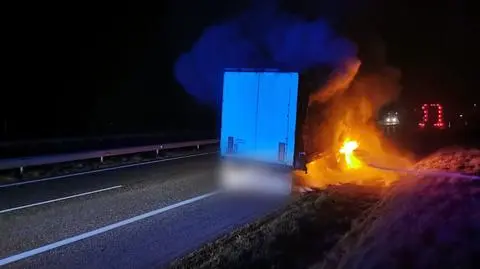 Naczepa z piwem zaczęła płonąć w czasie jazdy. Kierowca zdążył się zatrzymać i ją odpiąć