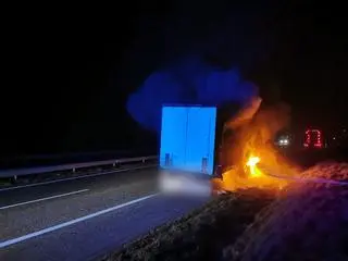 Pożar naczepy z piwem na S7 w Podchojnach (woj. świętokrzyskie)